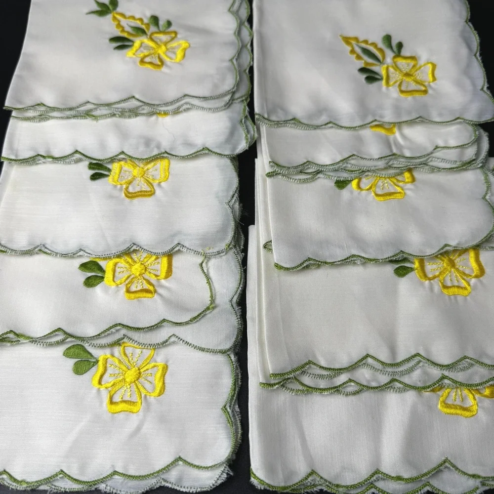 Vintage 10 Embroidered Cocktail Luncheon Napkins 10 Cottagecore Floral Scalloped